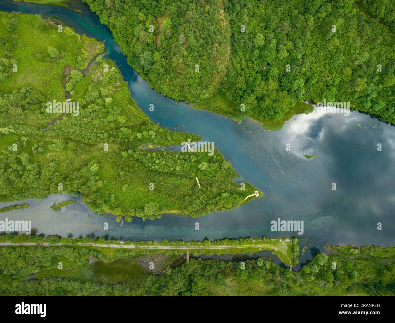 Zenithaler Blick auf das Cardet-Reservoir im Vall de Boí im Frühling (Alta Ribagorcka, Lleida, Katalonien, Spanien, Pyrenäen) Stockfoto