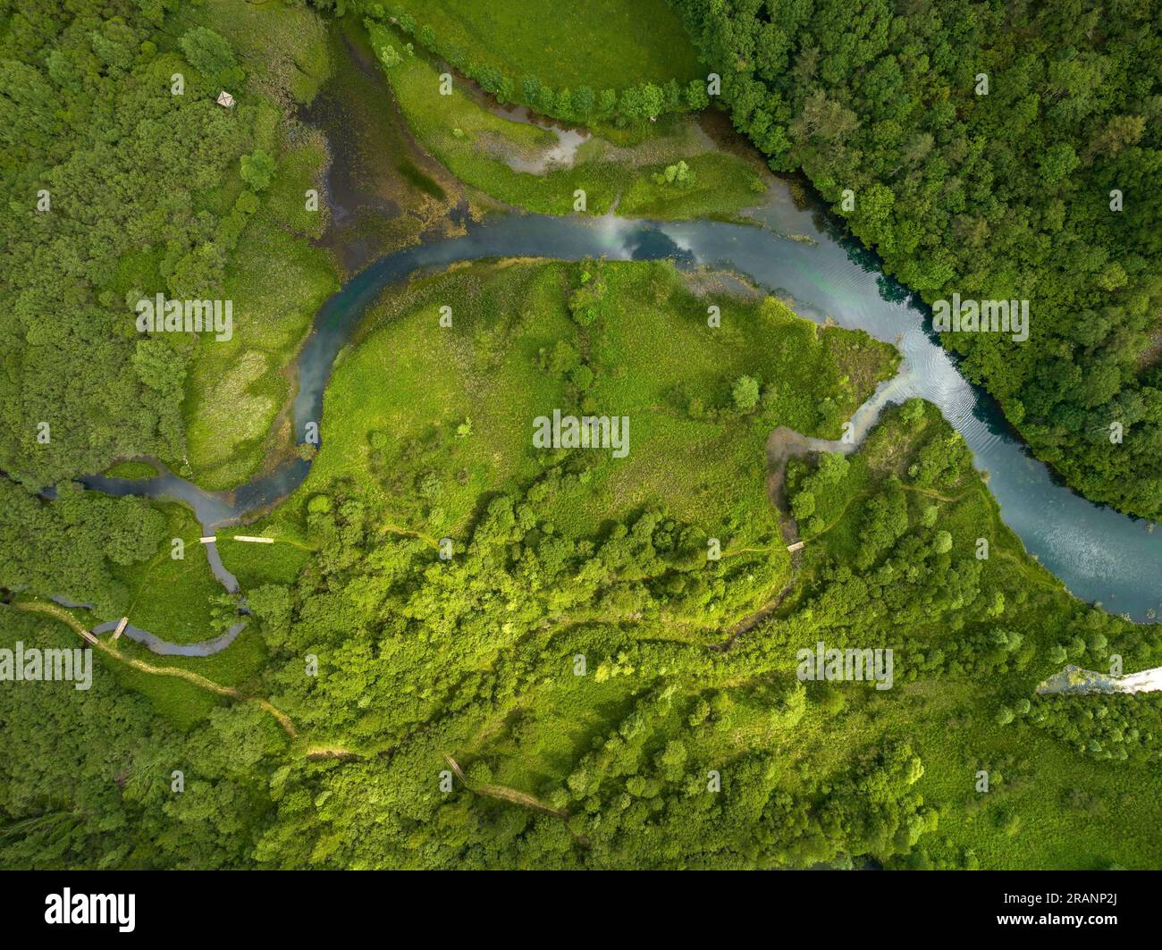 Zenithaler Blick auf das Cardet-Reservoir im Vall de Boí im Frühling (Alta Ribagorcka, Lleida, Katalonien, Spanien, Pyrenäen) Stockfoto