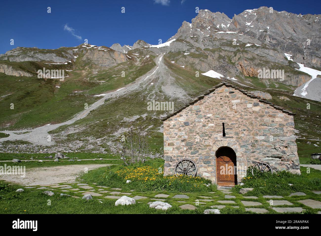 Eine Kapelle, umgeben von Bergen entlang des Chaviere-Tals, Vanoise-Nationalpark, Nordfranzösische Alpen, Tarentaise, Savoie, Frankreich Stockfoto