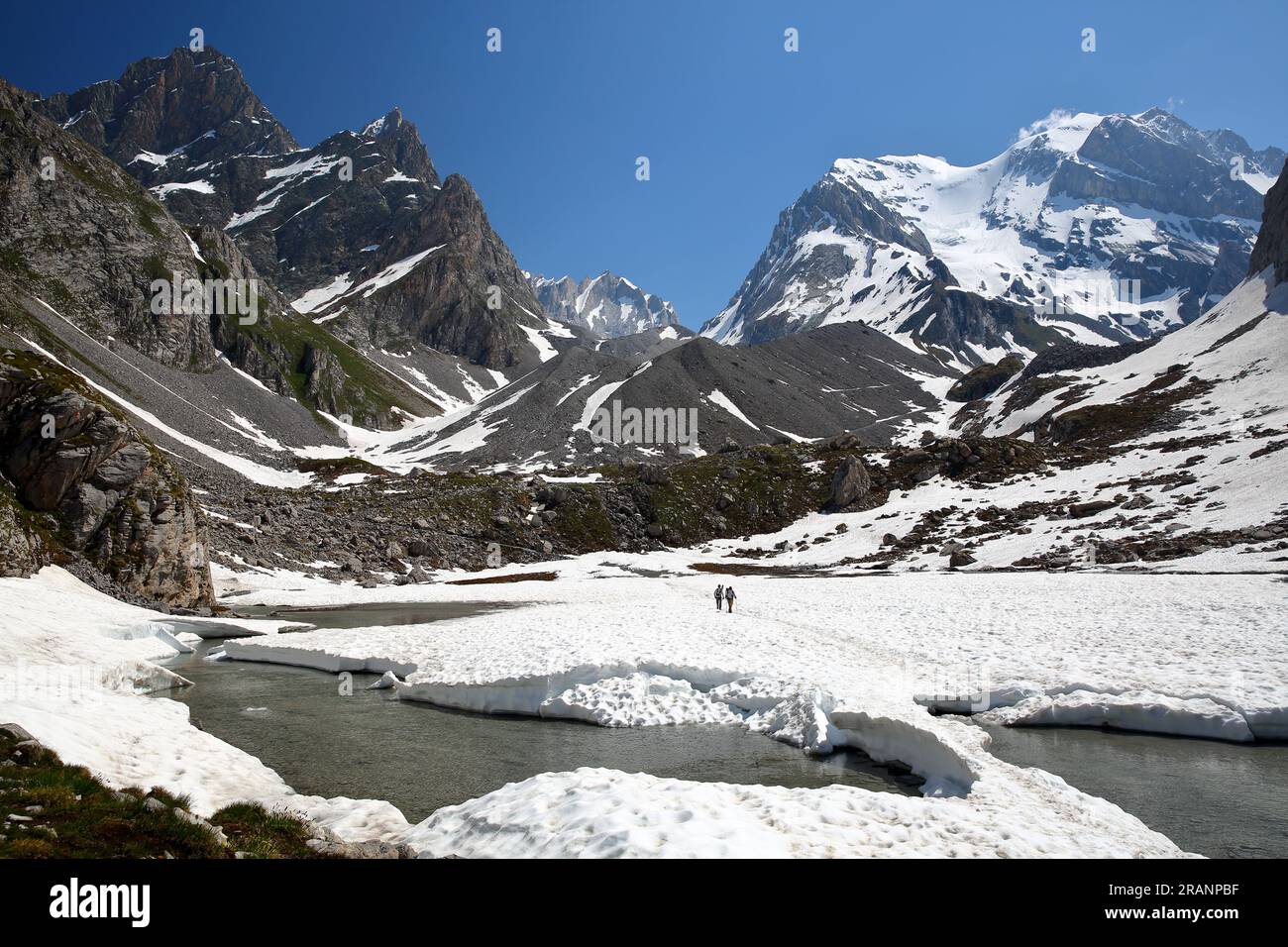 Der schneebedeckte lac des Vaches, der Vanoise-Nationalpark, die nördlichen französischen Alpen, Tarentaise, Savoie, Frankreich Stockfoto