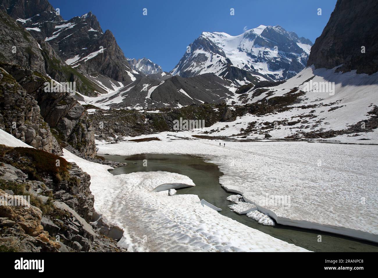 Der schneebedeckte lac des Vaches, der Vanoise-Nationalpark, die nördlichen französischen Alpen, Tarentaise, Savoie, Frankreich Stockfoto