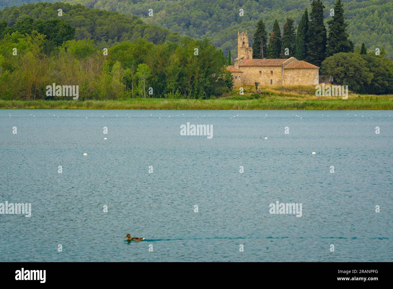 Kirche Santa Maria de Porqueres, am anderen Ufer des Sees von Banyoles (Pla de l'Estany, Girona, Katalonien, Spanien) Stockfoto