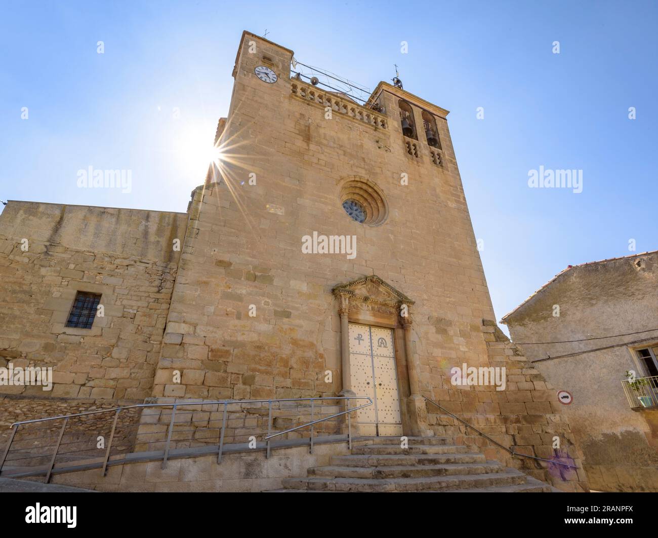 Fassade und Eingang der Kirche Miralcamp. PLA d'Urgell, Lleida, Katalonien, Spanien ESP: Fachada y portada de la iglesia de Miralcamp. Lérida España Stockfoto