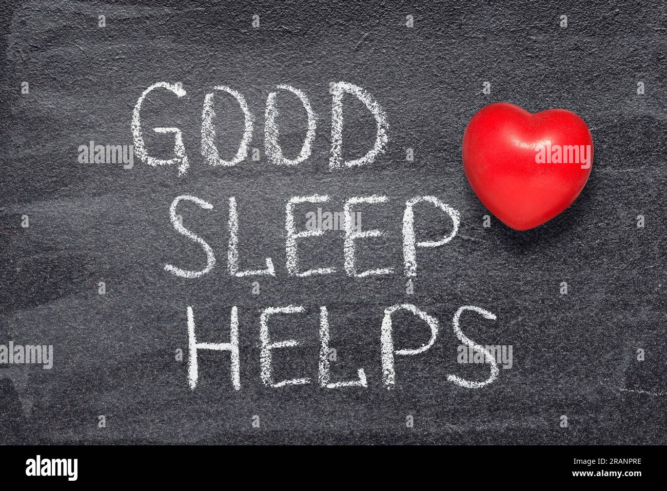Guter Schlaf hilft bei der Formulierung auf dem Schwarzen Brett mit rotem Herzsymbol Stockfoto
