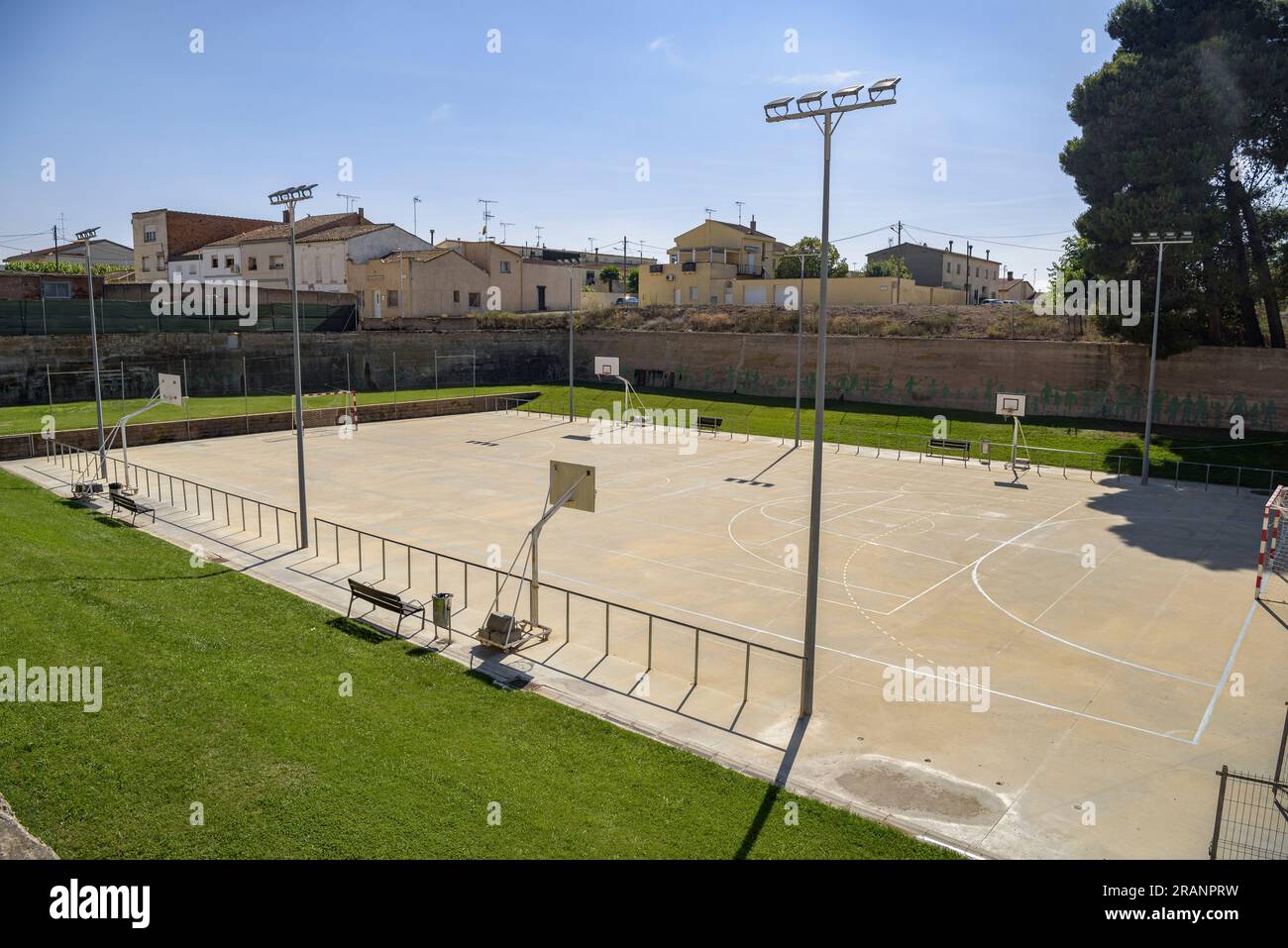 Sportplätze in der Stadt Miralcamp (Pla d'Urgell, Lleida, Katalonien, Spanien) ESP: Pistas deportivas del pueblo de Miralcamp (Lérida, España) Stockfoto