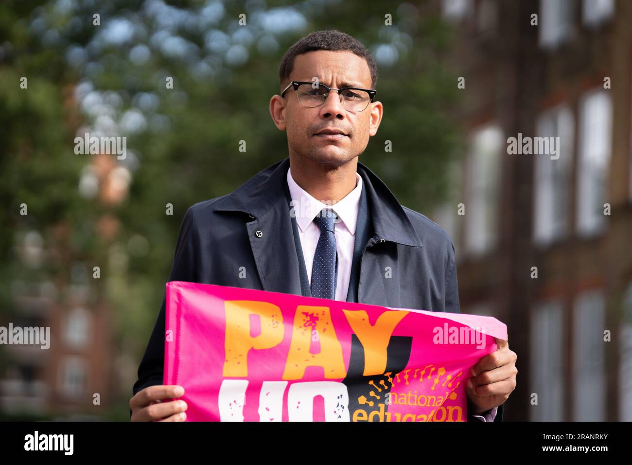 Daniel Kebede, gewählter Generalsekretär der National Education Union (neu), tritt an der Regent High School im Nordwesten Londons in Streikposten auf, während neu entlassene Lehrkräfte in einem anhaltenden Streit um die Bezahlung in ganz England abspazieren. Bilddatum: Mittwoch, 5. Juli 2023. Stockfoto