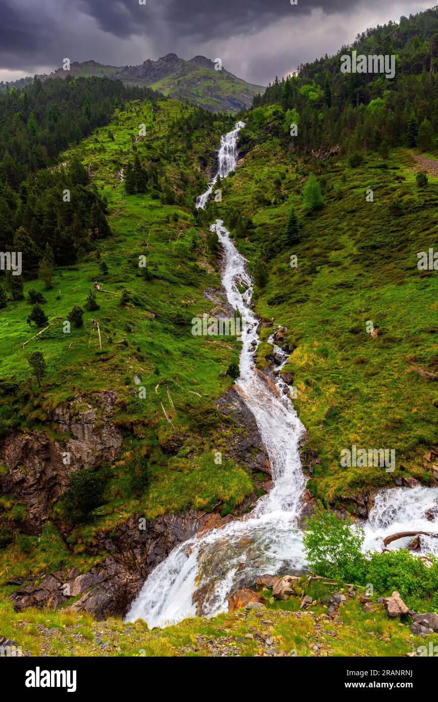 Beeindruckender Wasserfall. Wasserfallpfade in Aragnouet, Pyrenäen, Frankreich. Stockfoto