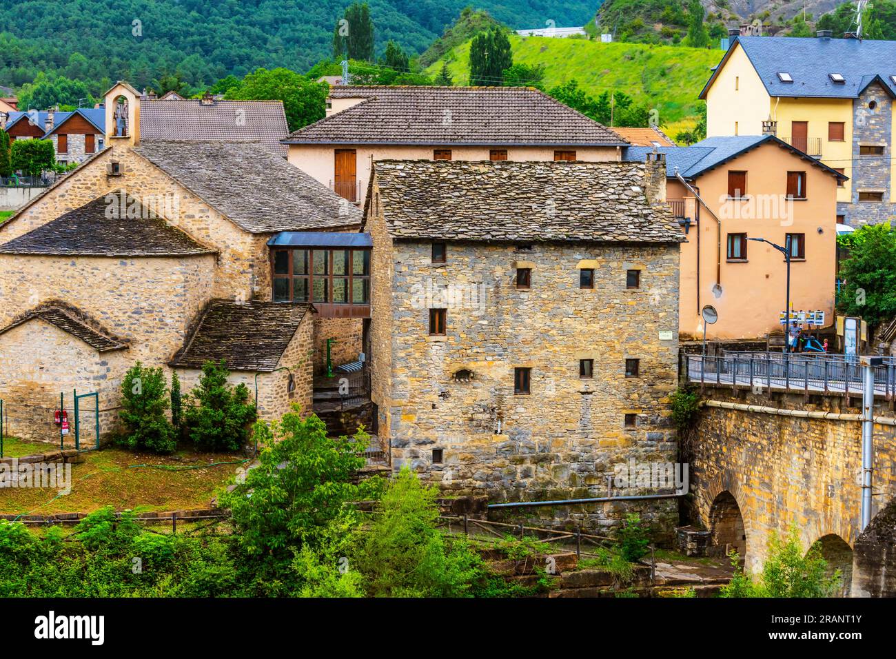 Erhöhte Aussicht auf das Steuerdorf in den französischen Pyrenäen, Frankreich. Stockfoto