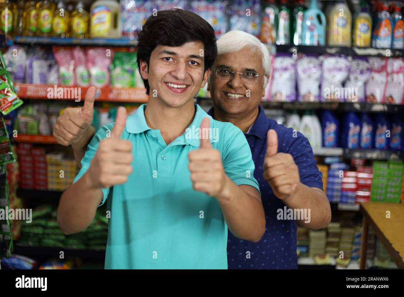 Großvater und Sohn kaufen im Supermarkt ein. Einkaufen im Supermarkt. Fröhlicher Vater und Sohn, die das Produkt im Einkaufszentrum in der Hand halten. Stockfoto