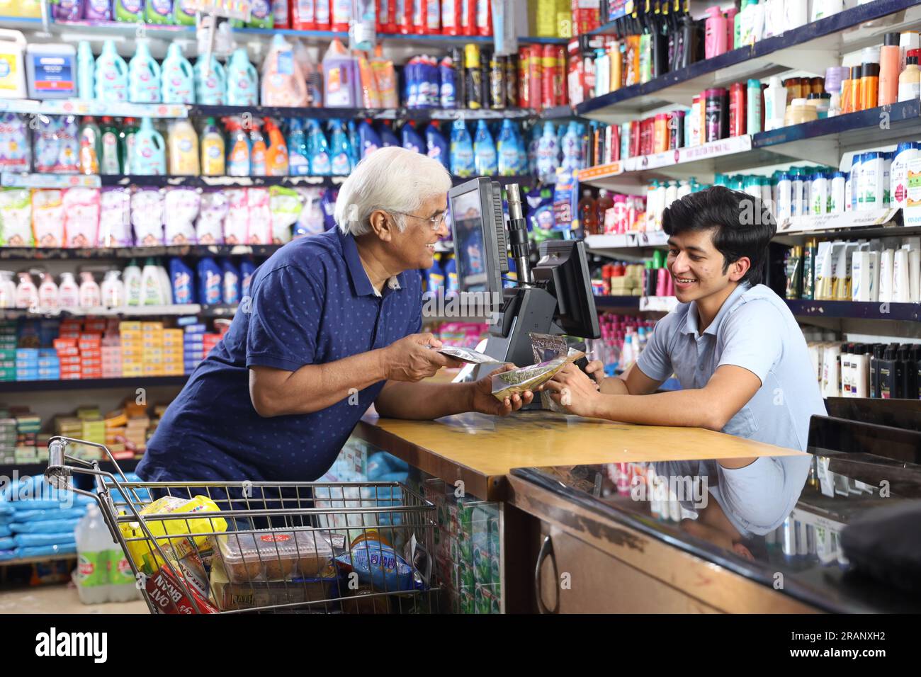 Großvater kaufte im Supermarkt ein und stand auf der Rechnung. Der alte Großvater mit weißem Haar zeigt sein gewünschtes Verbrauchsmaterial und passt zu den Preisen. Stockfoto Großvater kaufte im Supermarkt ein und stand auf der Rechnung. Der alte Großvater mit weißem Haar zeigt sein gewünschtes Verbrauchsmaterial und passt zu den Preisen. Stockfoto