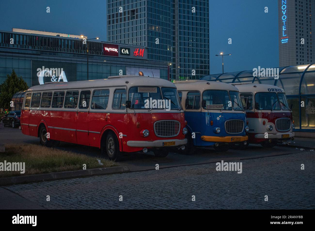Warschau, Polen, 15. Juni 2023: Eine Reihe legendärer Jelcz-Busse, die in den 1960er und 1970er Jahren in Polen sehr beliebt waren. Diese Busse basierten auf t Stockfoto