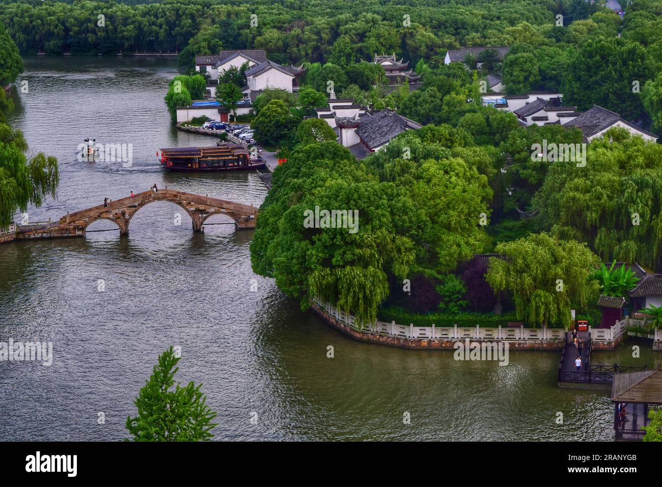 Erkunden Sie die malerische Aussicht auf einen ruhigen Fluss in China, aus verschiedenen Winkeln gefangen, unter dem ruhigen Schattenlicht der freien Natur Stockfoto
