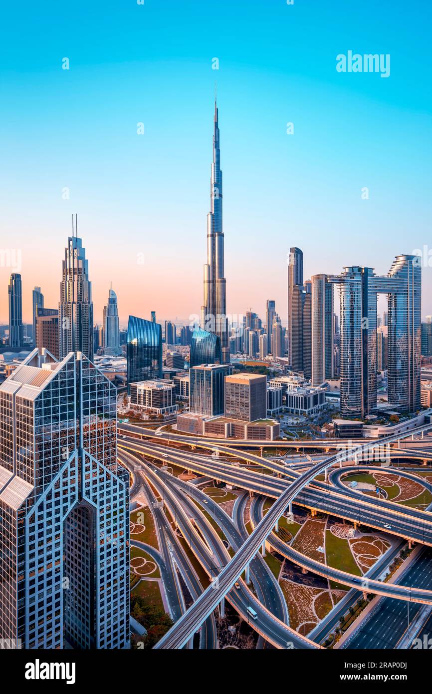Die Skyline von dubai bei Sonnenaufgang Stockfoto