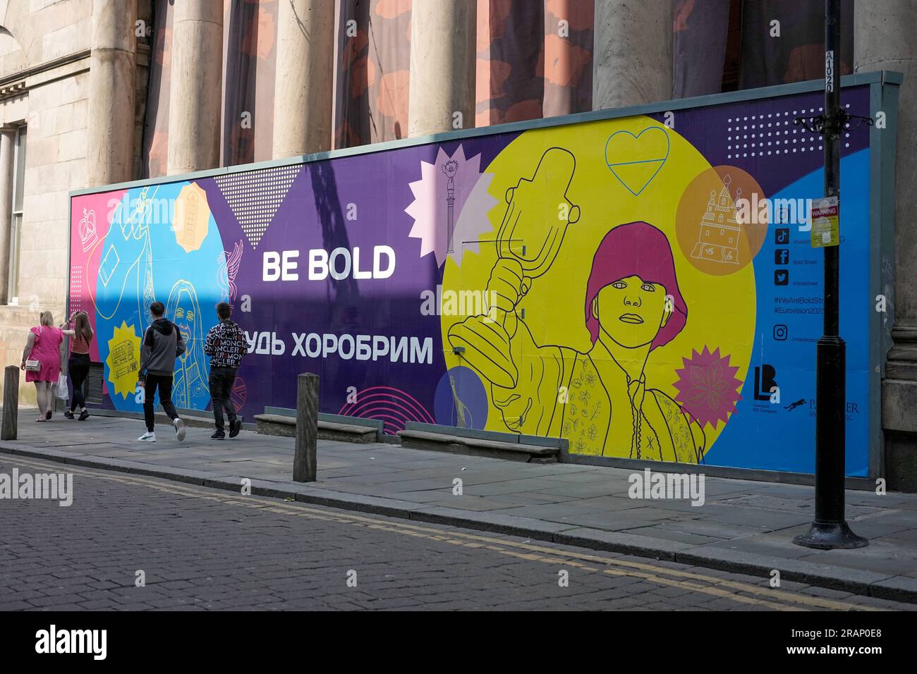 Sei mutig, Kunst in der Bold Street über den Eurovision Song Contest, Stadtzentrum Liverpool, Merseyside, England, Stockfoto