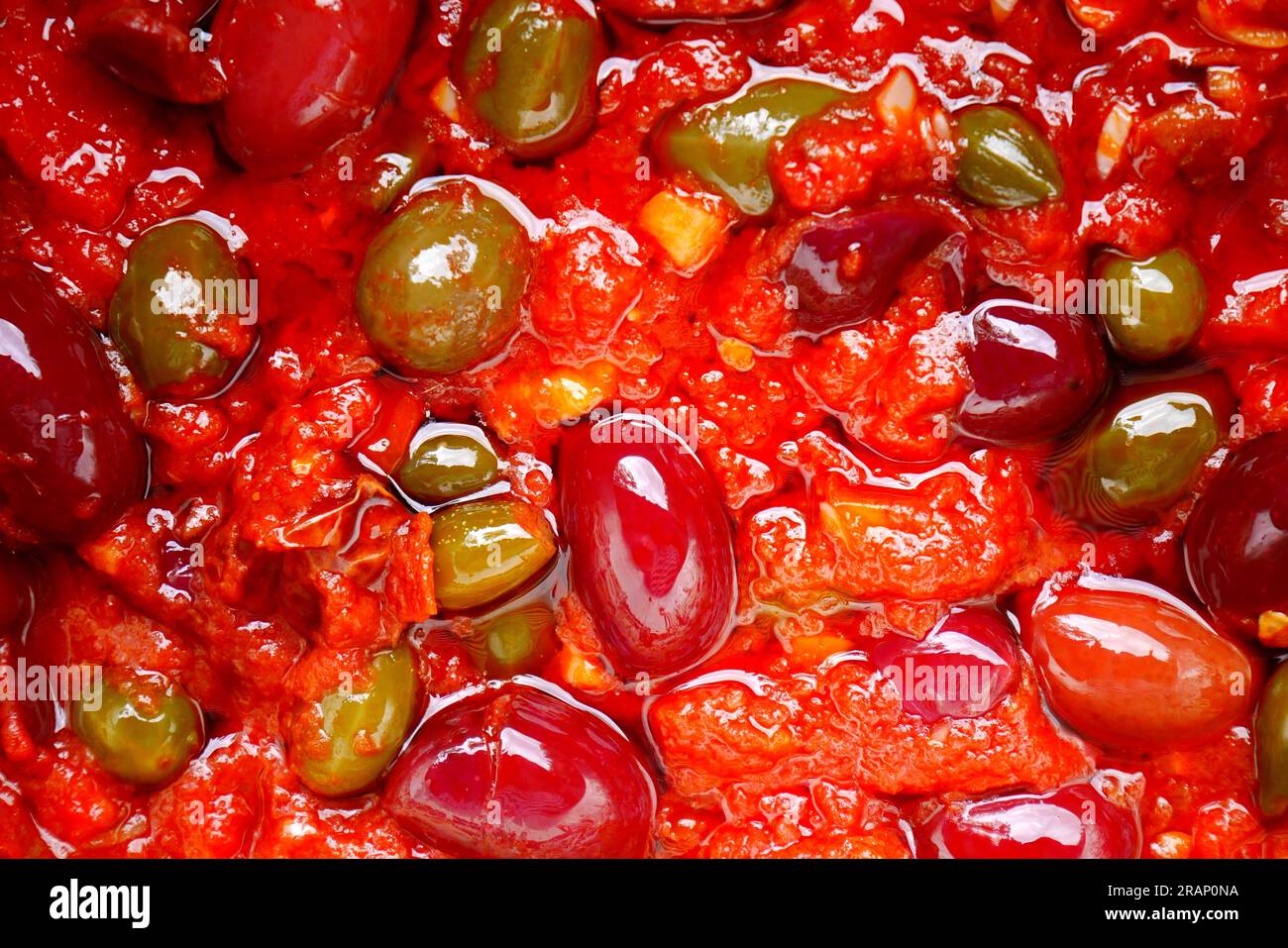 Puttanesca-Sauce mit Tomaten, Kapern, schwarzen Oliven Stockfoto
