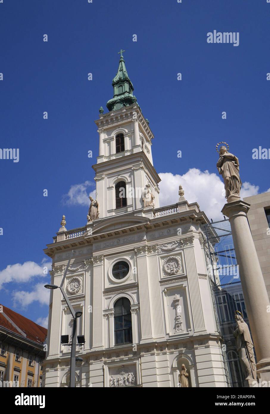 Szent Anna Templom, Kirche St. Anne, heilige Dreifaltigkeitssäule davor, Szérvita ter, Budapest, Ungarn Stockfoto