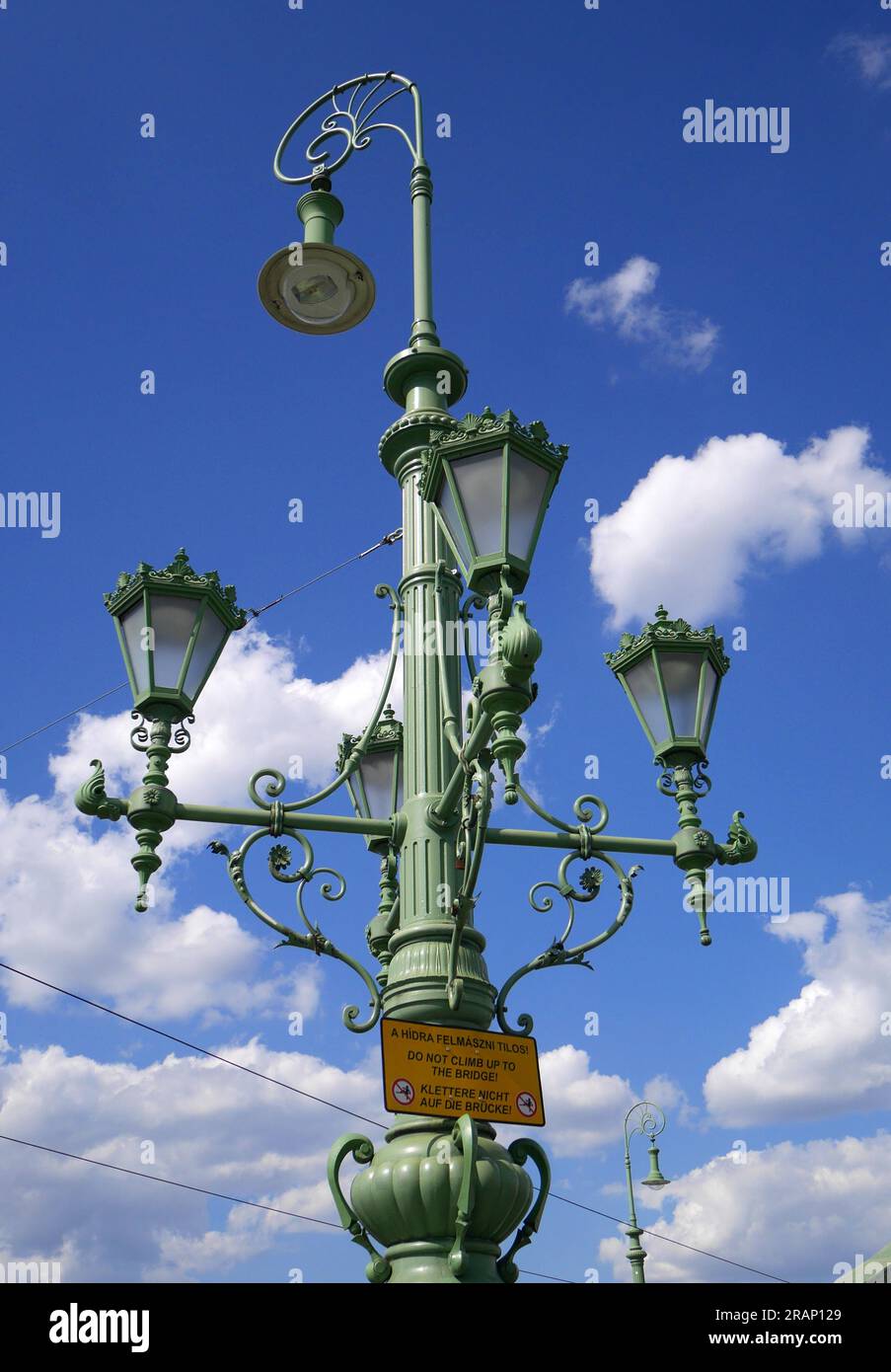 Straßenbeleuchtung auf Szabadsag HID (Freiheitsbrücke), Budapest, Ungarn Stockfoto