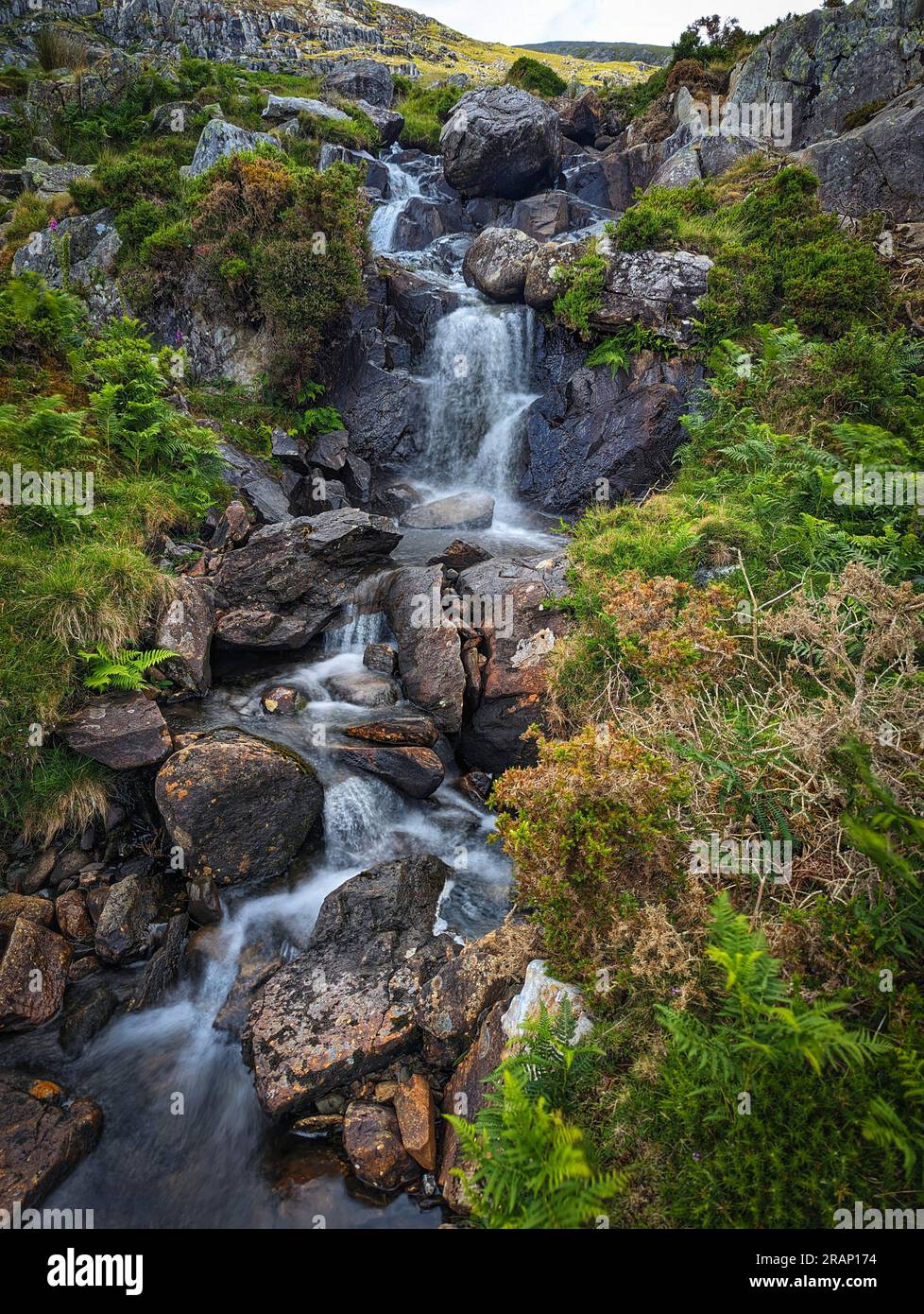 Die malerischen Gewässer im Tal. Ogwen Valley, Wales: Ein ATEMBERAUBENDES Bild von Großbritanniens berühmtem und beliebtem Tryfan-Berg wurde eingefangen Stockfoto