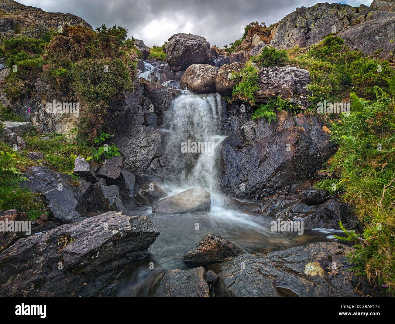 Die malerischen Gewässer im Tal. Ogwen Valley, Wales: Ein ATEMBERAUBENDES Bild von Großbritanniens berühmtem und beliebtem Tryfan-Berg wurde eingefangen Stockfoto