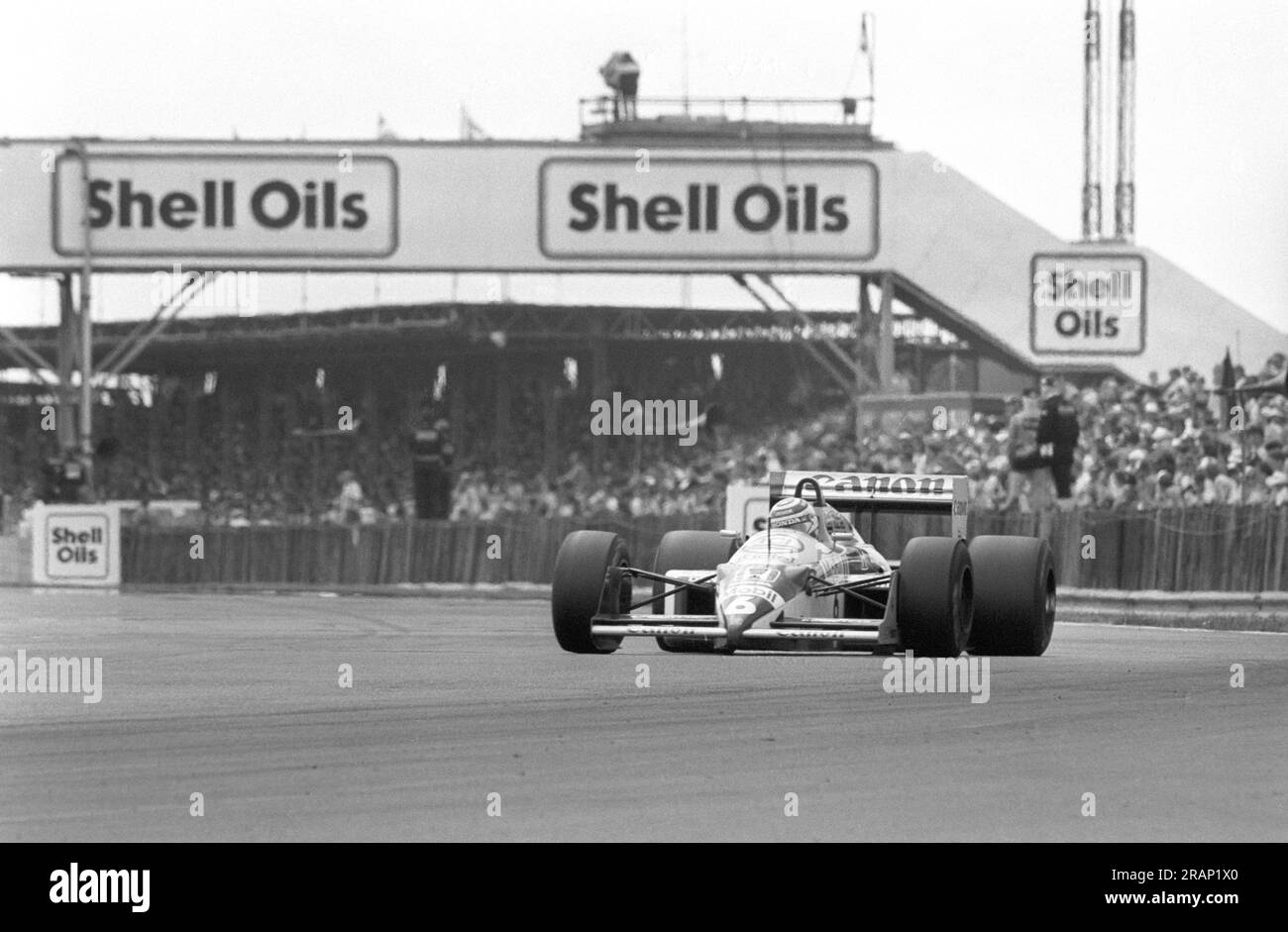 Dateifoto von 12-07-1987 von dem britischen Rennfahrer Nigel Mansell in seinem Williams-Honda auf dem Weg zum Sieg beim britischen Grand Prix in Silverstone. Nigel Mansell musste sich einen neuen Reifensatz kaufen, nachdem er Vibrationen auf seinem Williams meldete. Mit noch 30 Runden war er der beste Teil einer halben Minute hinter seinem Teamkollegen und dem erbitterten Rivalen Nelson Piquet. Ausgabedatum: Mittwoch, 5. Juli 2023. Stockfoto