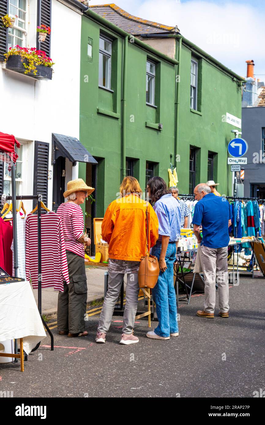 Besucher auf dem Upper Gardner Street Market, Brighton, England Stockfoto