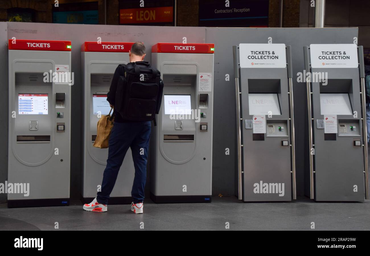 London, England, Großbritannien. 5. Juli 2023. Ein Passagier kauft ein Ticket an einem Selbstbedienungsautomaten an einem Bahnhof in London. Branchenverband die Rail Delivery Group (RDG) hat Pläne aufgestellt, in den nächsten drei Jahren fast alle Fahrkartenbüros in England zu schließen, da die meisten Reisenden nun Fahrkarten online und über Automaten an Bahnhöfen erwerben. Die Pläne sind aufgrund der Auswirkungen auf Arbeitsplätze und gefährdete Fluggäste unter Beschuss geraten. (Kreditbild: © Vuk Valcic/ZUMA Press Wire) NUR REDAKTIONELLE VERWENDUNG! Nicht für den kommerziellen GEBRAUCH! Stockfoto