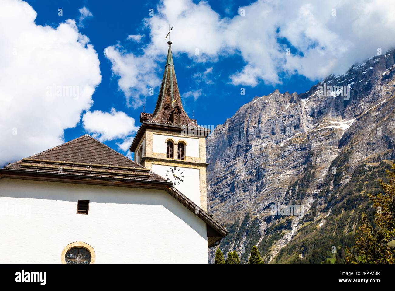 Außenansicht der Reformierten Kirche in Grindelwald, Schweiz Stockfoto