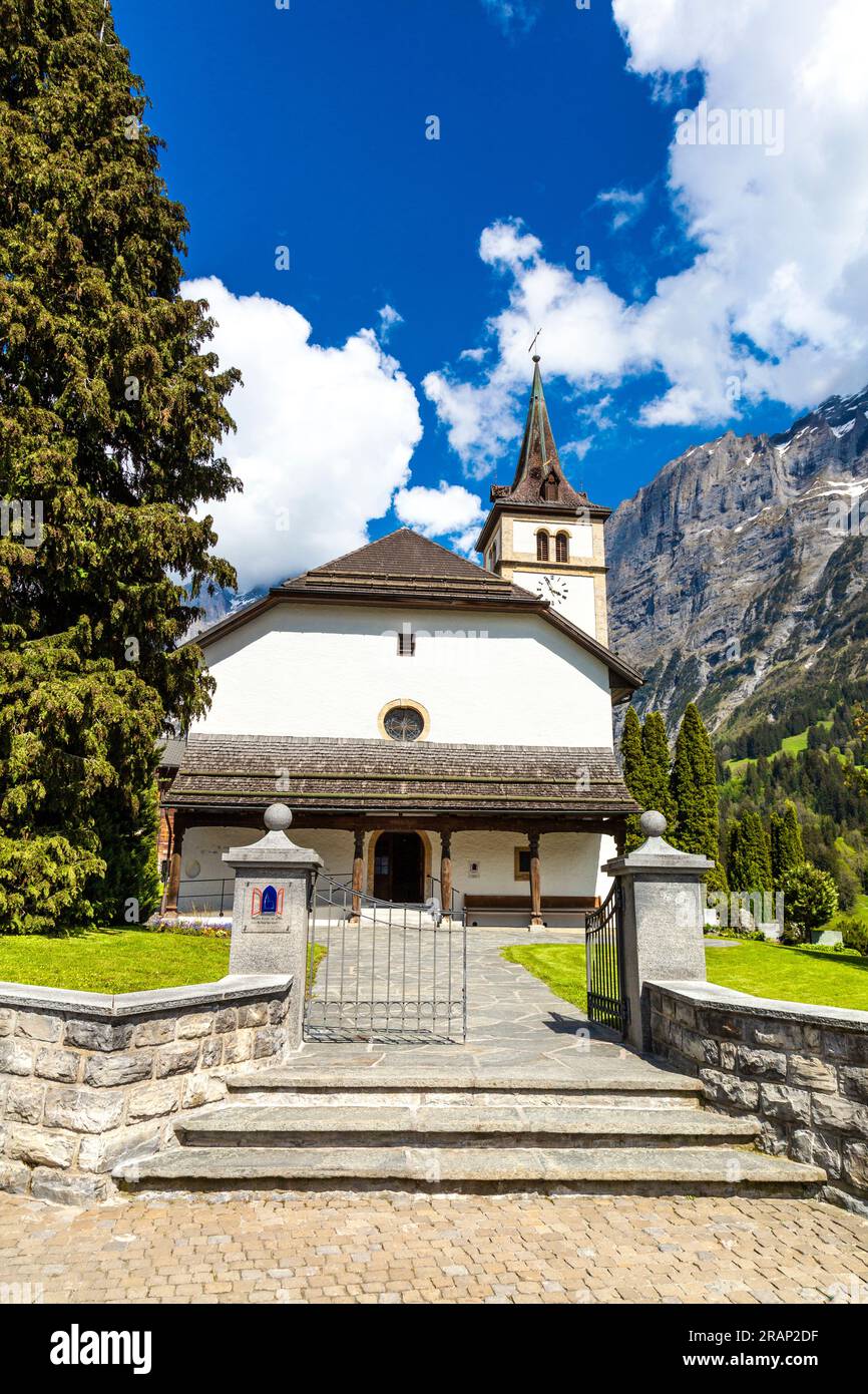 Außenansicht der Reformierten Kirche in Grindelwald, Schweiz Stockfoto