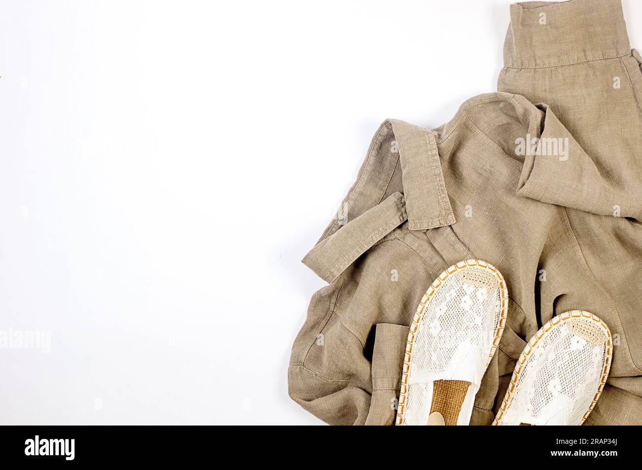 Set mit saisonaler Sommerkleidung für Frauen, Draufsicht. Sommeroutfit für Frauen. Nachhaltiges Second-Hand-Shopping; Kapseln Minimaler Kleiderschrank; Slow Fashio Stockfoto