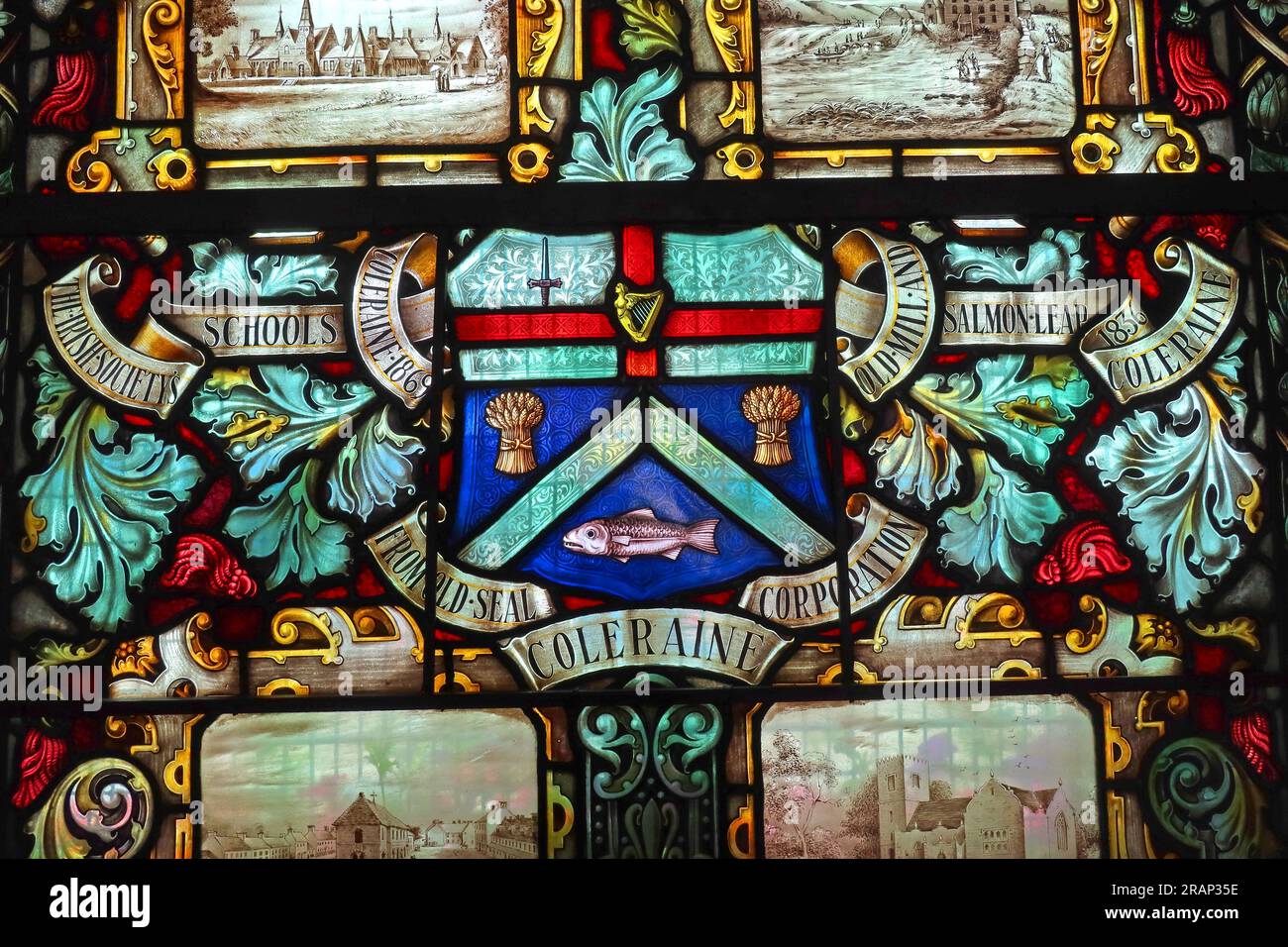 Buntglasfenster mit dem Siegel der Coleraine Corporation, mit einem Lachssprung, Symbolen für Industrie und Bildung und Verweisen auf die Iren Stockfoto