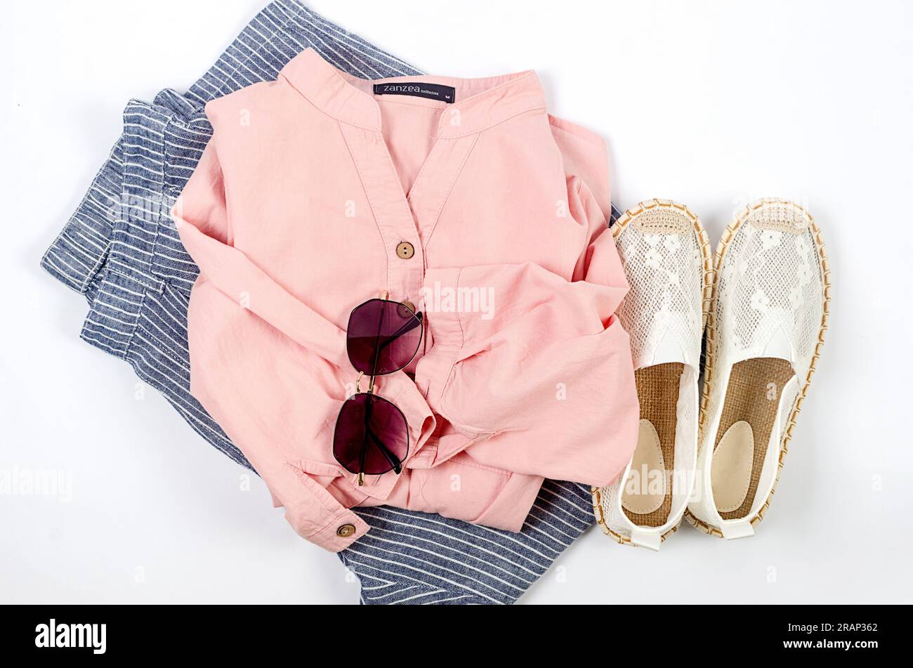 Set mit saisonaler Sommerkleidung für Frauen, Draufsicht. Sommeroutfit für Frauen. Nachhaltiges Second-Hand-Shopping; Kapseln Minimaler Kleiderschrank; Slow Fashio Stockfoto