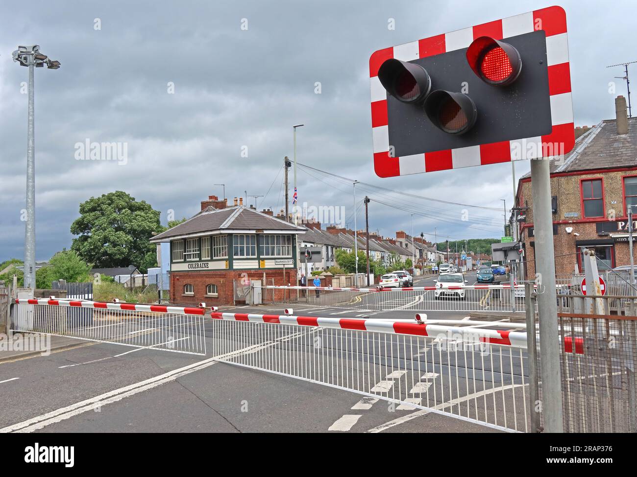 Der Zug der NI Railways fährt sicher über die Bahnübergänge in der Bushmills Rd, Coleraine, Northern Ireland, UK, BT52 2BN Stockfoto