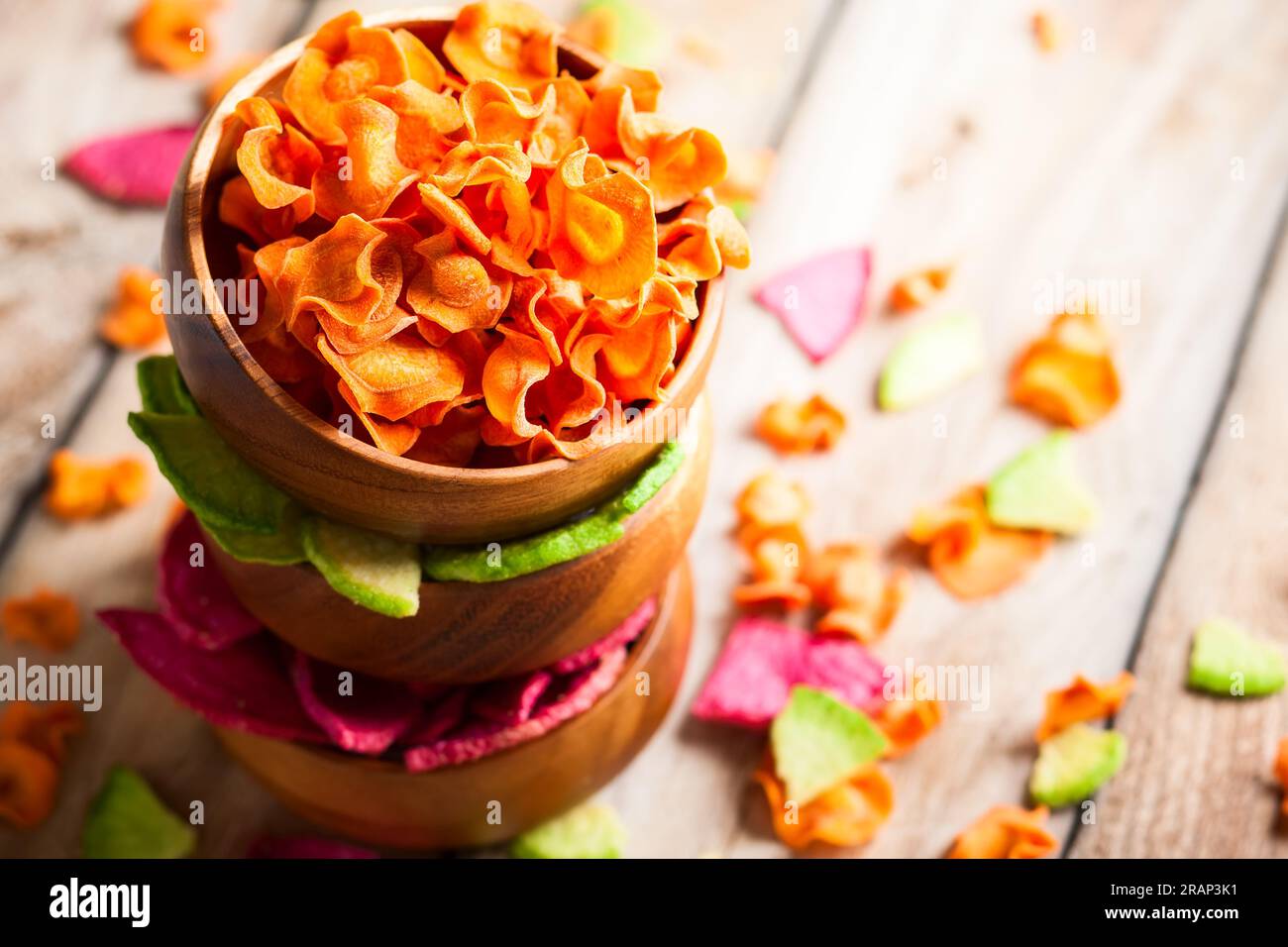 Getrocknete Gemüsechips aus Karotten, Rüben, Pastinaken und anderem Gemüse. Bio-Diät und vegane Nahrung. Stockfoto