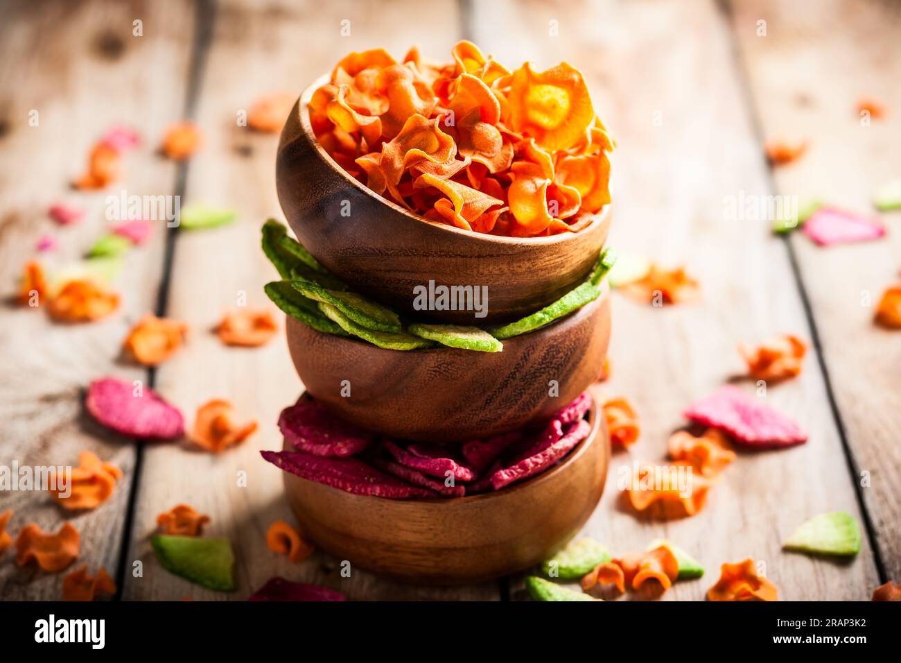 Getrocknete Gemüsechips aus Karotten, Rüben, Pastinaken und anderem Gemüse. Bio-Diät und vegane Nahrung. Stockfoto