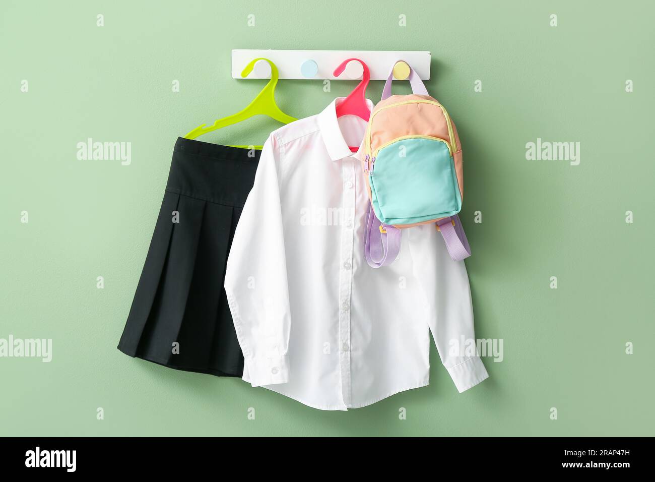 Schuluniform und Schultasche hängen an Haken Stockfotografie - Alamy