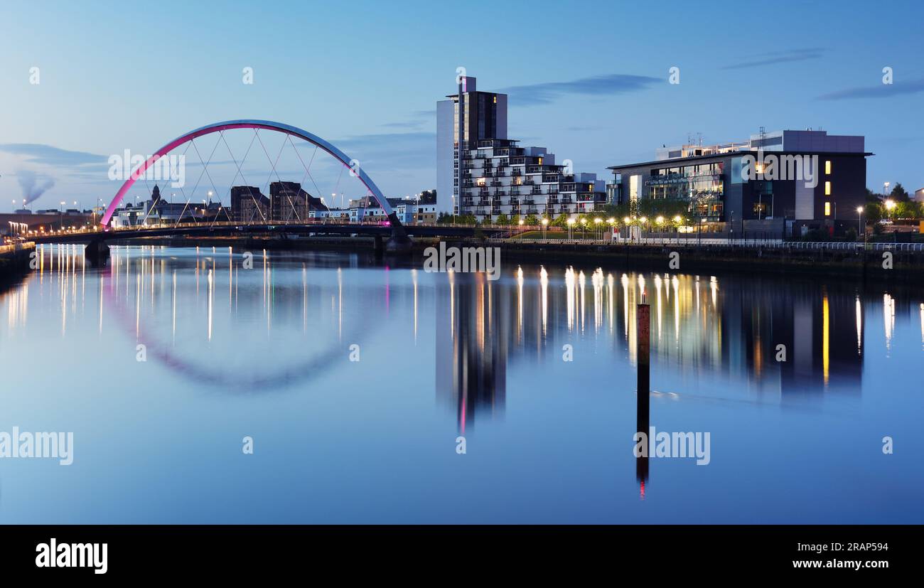 Glasgow bei Nacht mit Fluss - Squinty Bridge, Großbritannien Stockfoto