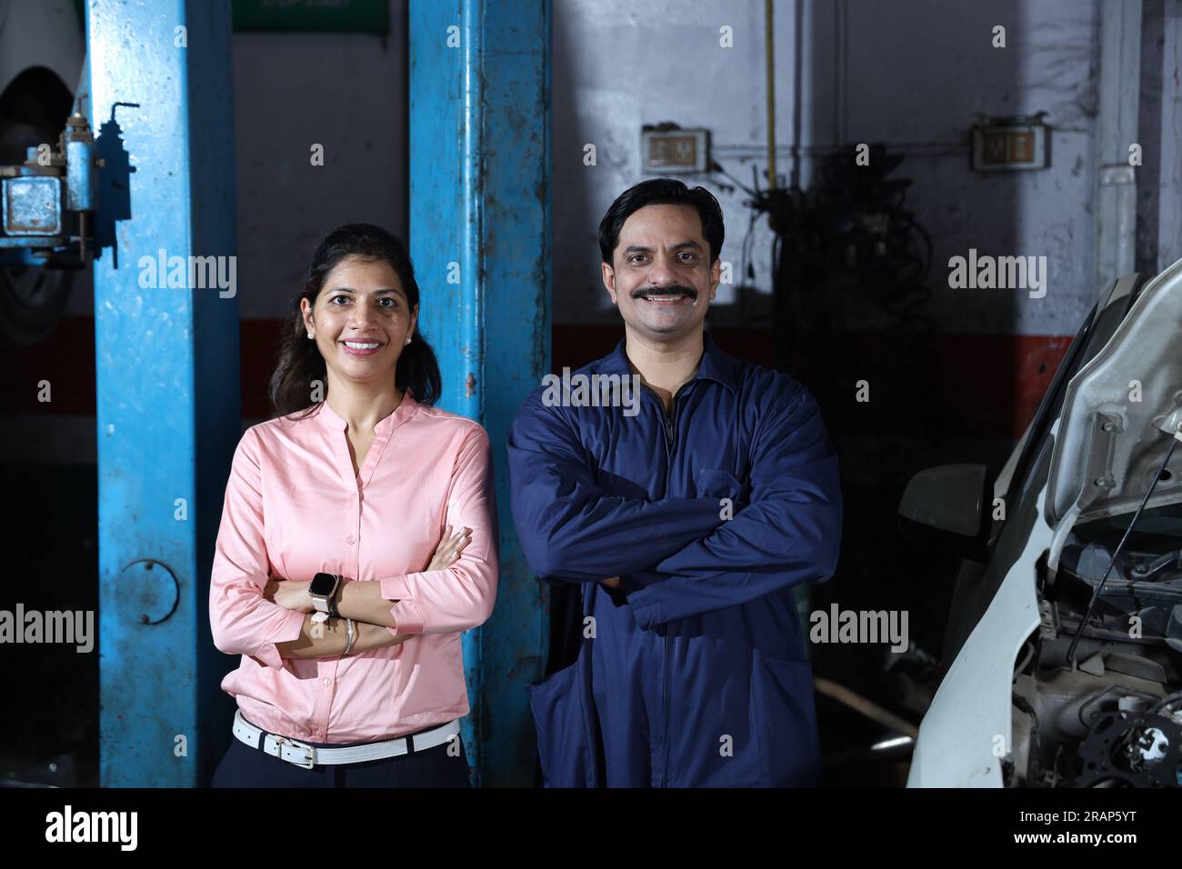 Sie repariert ihr Auto mit Ehrlichkeit. Darstellung des Kundenvertrauens und der Kundenzufriedenheit in Bezug auf die Tankstelle. Kundenstand mit speziellem Fahrzeugspezialisten. Stockfoto
