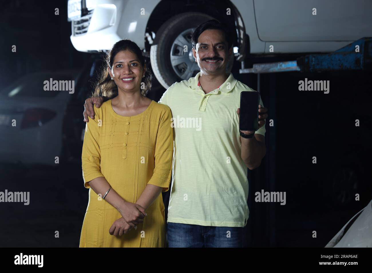 Indische zufriedene Kunden zeigen Daumen hoch, weil sie das Fahrzeug ehrlich repariert haben. Darstellung des Kundenvertrauens und der Kundenzufriedenheit gegenüber der Tankstelle Stockfoto