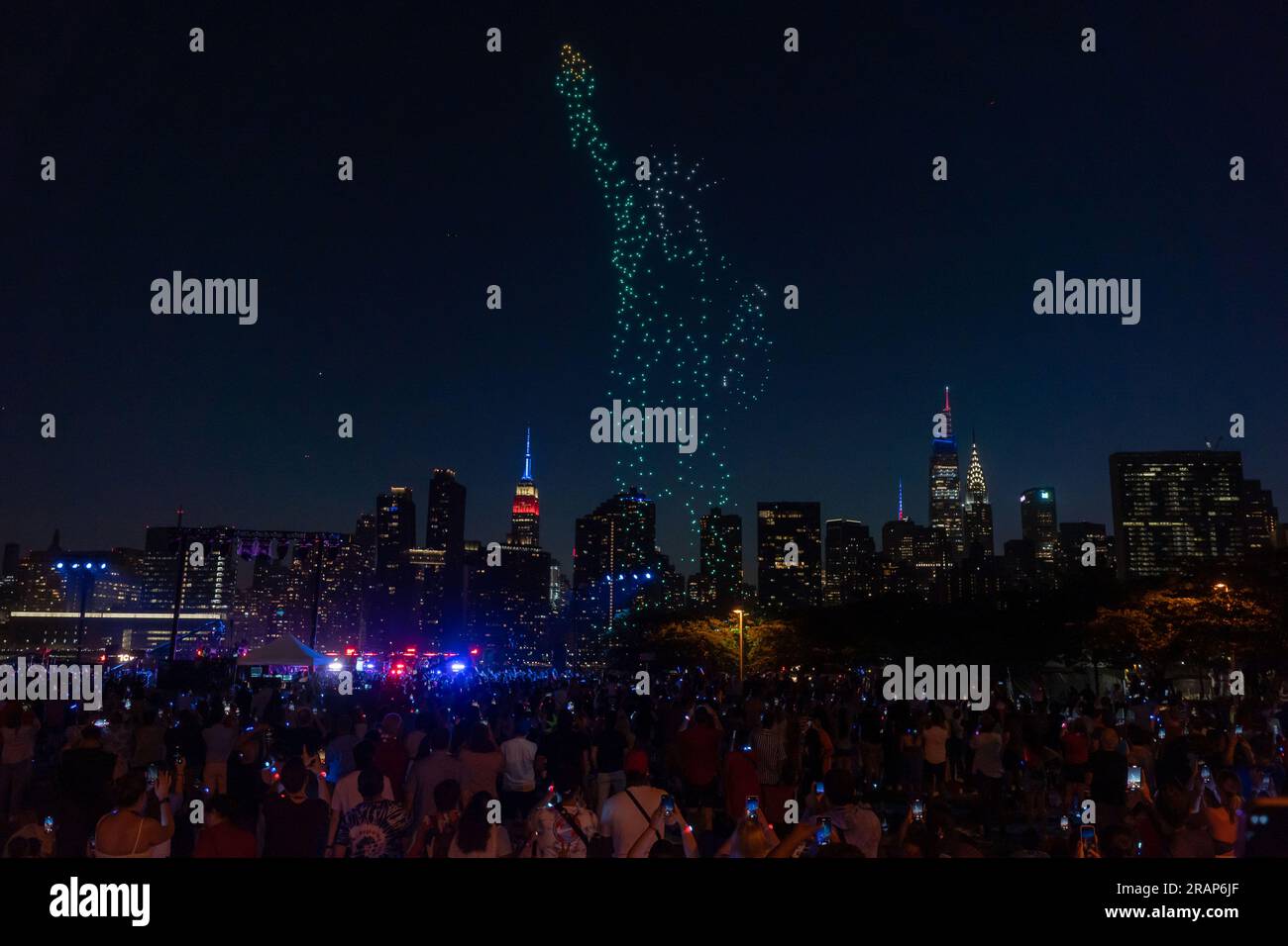 New York, Usa. 04. Juli 2023. Im Gantry State Plaza Park in Long Island City im Queens Borough of New York City wird vor dem jährlichen Macy's Feuerwerk am 4. Juli eine Lichtershow mit Blick auf die Skyline von Manhattan geboten. Kredit: SOPA Images Limited/Alamy Live News Stockfoto