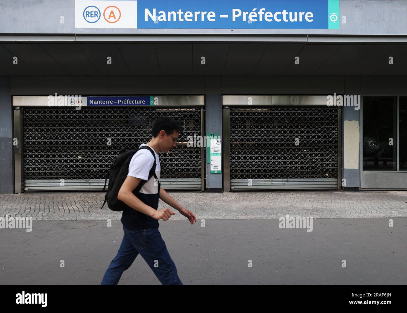 Paris, Frankreich. 30. Juni 2023. Ein Mann geht an einer geschlossenen U-Bahn-Station in Nanterre, westliche Pariser Vororte, Frankreich, am 30. Juni 2023 vorbei. Kredit: Gao Jing/Xinhua/Alamy Live News Stockfoto
