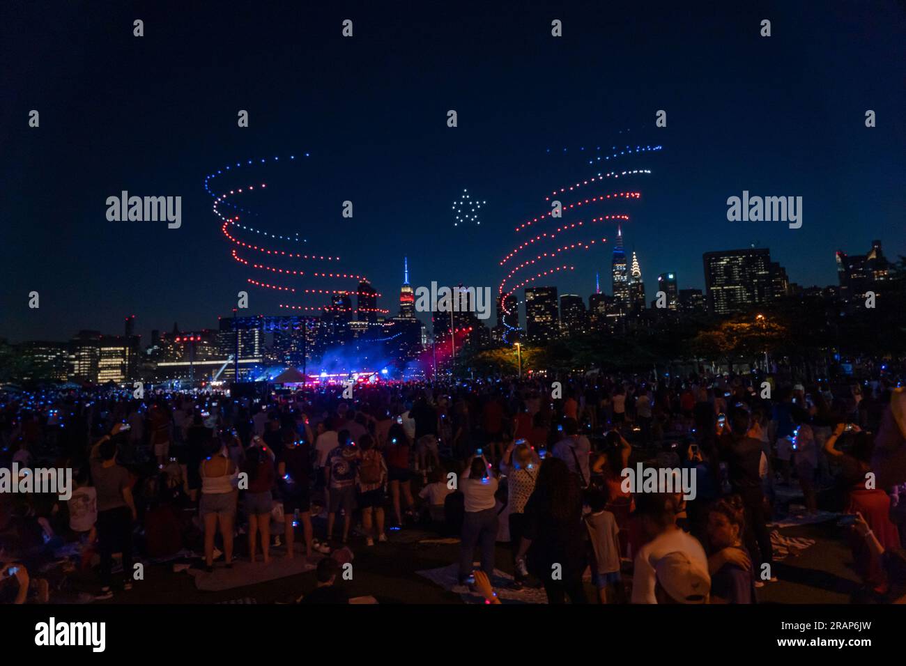 New York, Usa. 04. Juli 2023. Im Gantry State Plaza Park in Long Island City im Queens Borough of New York City wird vor dem jährlichen Macy's Feuerwerk am 4. Juli eine Lichtershow mit Blick auf die Skyline von Manhattan geboten. Kredit: SOPA Images Limited/Alamy Live News Stockfoto