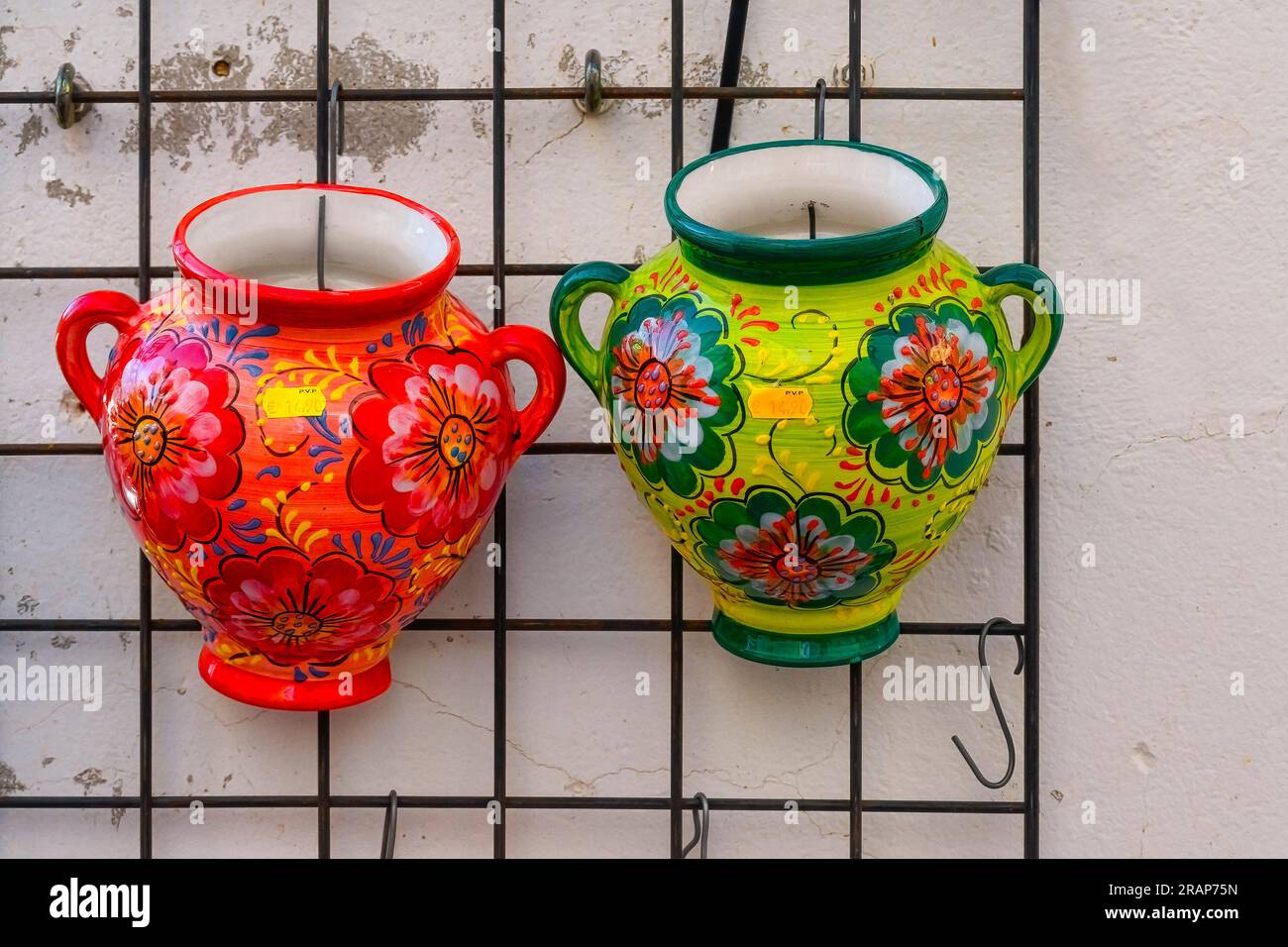 Guadalest, Alicante, Spanien - 14. Januar 2023: Zwei Vasen in einem Souvenirladen, Außenwand. Stockfoto
