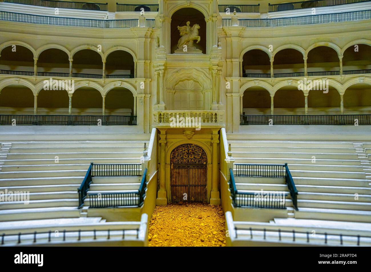 Sevilla, Spanien - 20. Januar 2023: Im Stierkampfarena-Gebäude mit seiner charakteristischen Architektur. Die Stierkampfarena verfügt über Sitzreihen Stockfoto