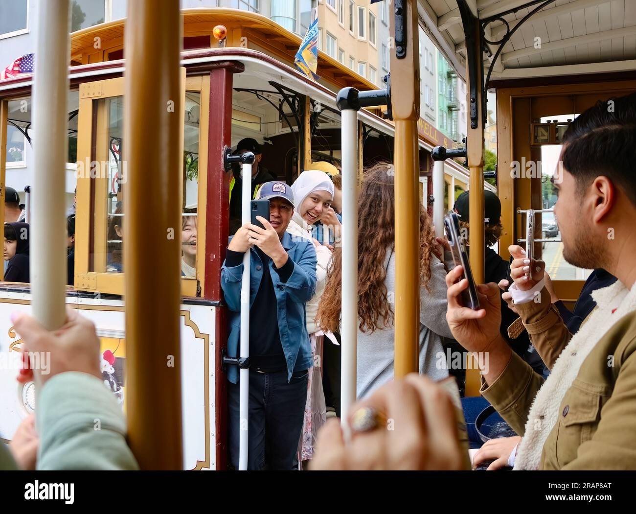 An Bord der Cable Cars, die sich gegenseitig passieren, ist die Powell Street San Francisco California USA voller Touristen Stockfoto