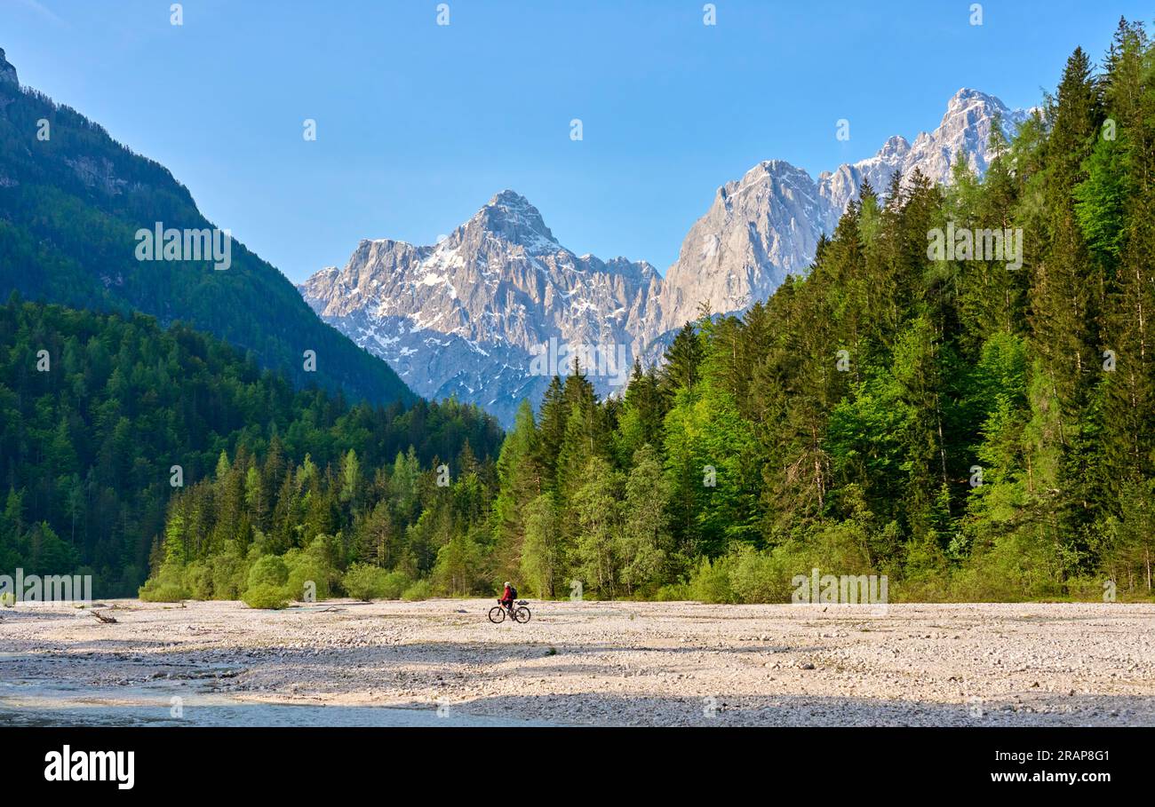 Radfahrerin im Triglav-Nationalpark in der Nähe von Kranska Gora, Julian Alps, Slowenien Stockfoto