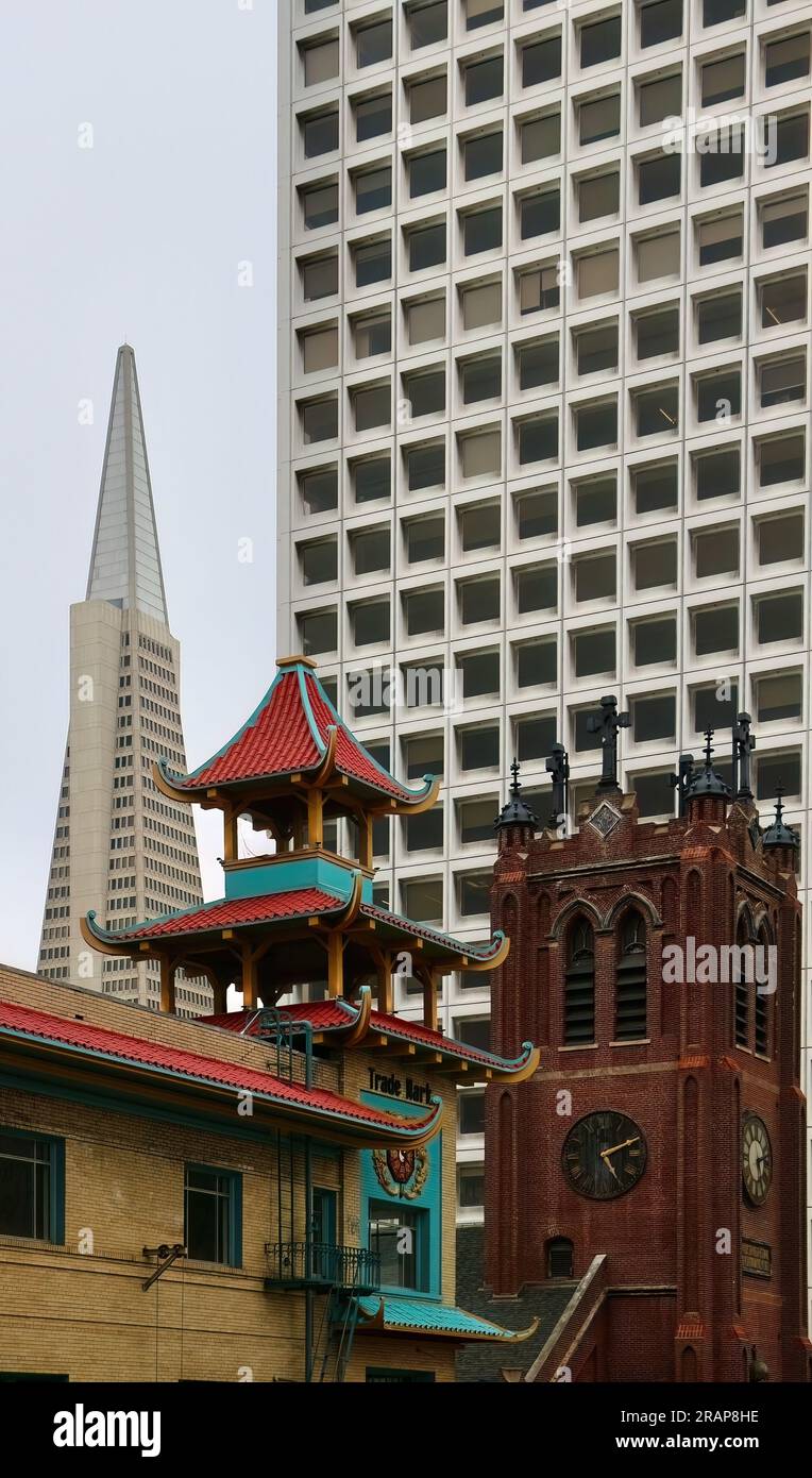 Gemischte Architekturstile mit einem modernen Wolkenkratzer Transamerica Pyramid Chinese Building und Old Saint Mary's Cathedral San Francisco California USA Stockfoto