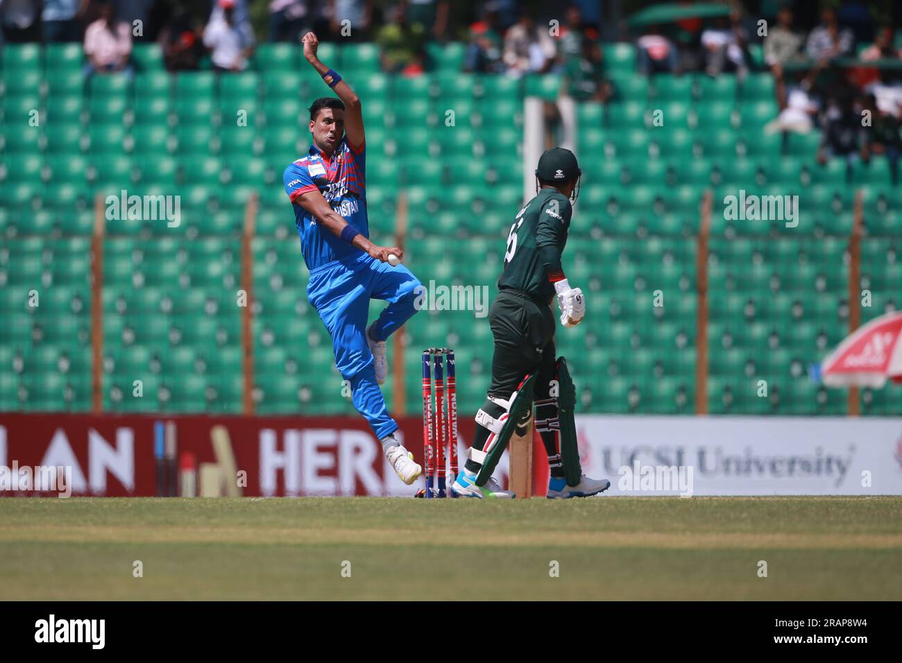 Mohammad Saleem Safi Bowl während des Bangladesch-Afghanistan First One Day International (ODI)-Spiels von drei Spielserien in der Zahur Ahmed Chowdhury Stockfoto