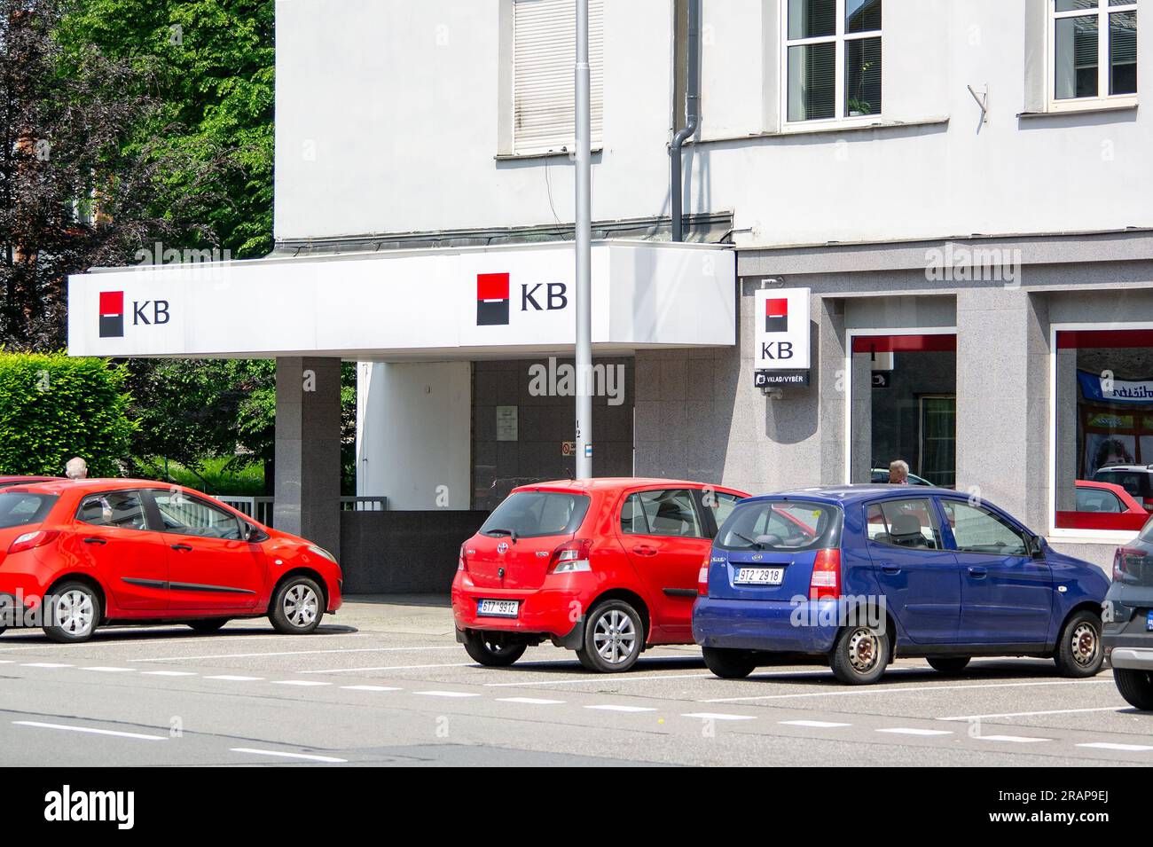 FRYDEK-MISTEK, TSCHECHISCHE REPUBLIK - 28. MAI 2023: Parkplatz vor der Komercni Banka Bank, die Finanzdienstleistungen anbietet Stockfoto
