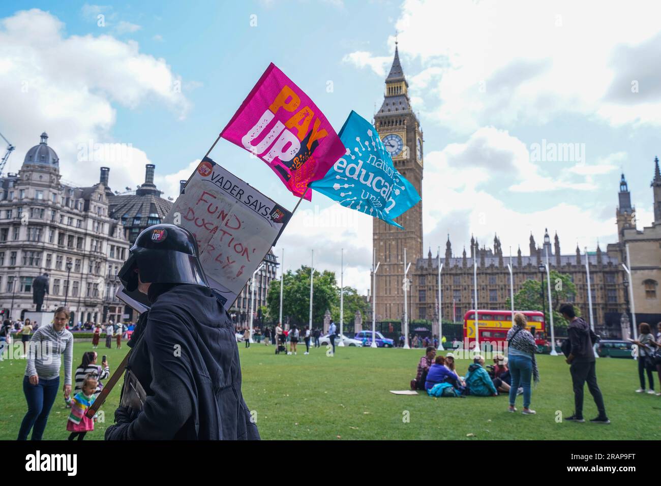 London UK. Am 5. Juli 2023 Demonstrierte Ein als Darth Vader verkleideter Demonstrante aus Star Wars auf dem parlamentsplatz, als Hunderte von Lehrern, die der National Education Union (neu) in England angehören, einen zweitägigen Streik in einem anhaltenden Streit um die Bezahlung einleiten. Der Streik folgt, nachdem Bildungsminister Gillian Keegan sich geweigert hat, die Empfehlungen des Gremiums für die Überprüfung von Lehrern (STRB) zur Vergütung von Lehrern zu veröffentlichen, deren Einzelheiten anschließend bekannt gegeben wurden und in denen eine Erhöhung der Lehrergehälter um 6,5 % für 2023-24 empfohlen wurde. Keegan hat sich auch geweigert, Verhandlungen mit den Bildungsgewerkschaften aufzunehmen, und hat sich öffentlich geäußert Stockfoto