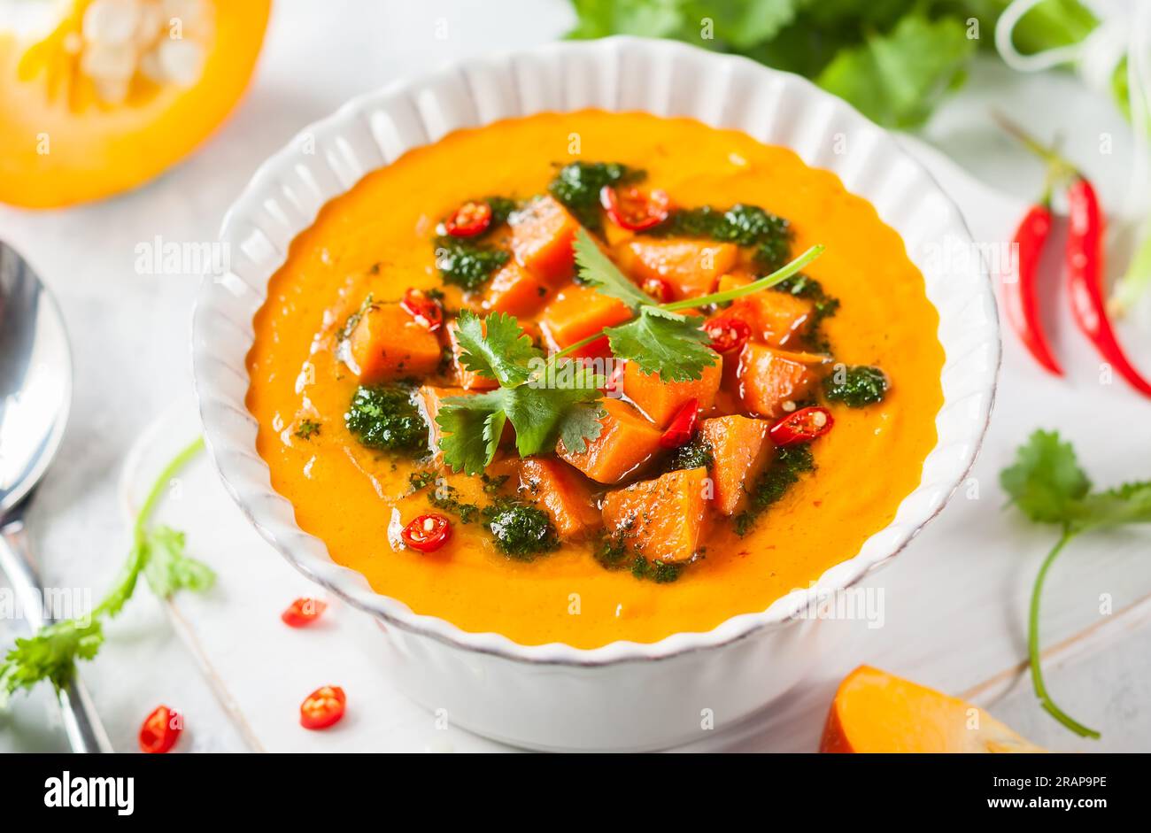 Kürbis- und Süßkartoffelsuppe mit Korianderöl und Chili-Pfeffer Stockfoto